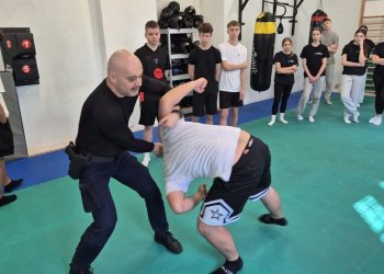 Policyjna lekcja dla kadetów w Radoryżu Smolanym. Uczyli się technik interwencji