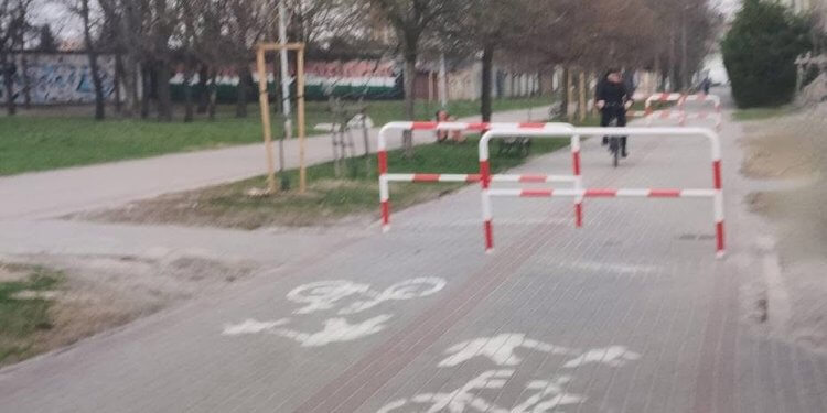 Czy w Łukowie pojawią się nowe barierki? Radny Łukasz Bober pyta mieszkańców o zdanie