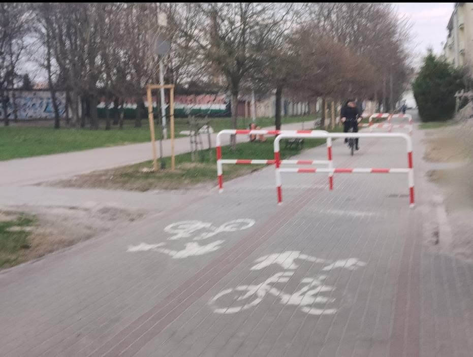 Czy w Łukowie pojawią się nowe barierki? Radny Łukasz Bober pyta mieszkańców o zdanie